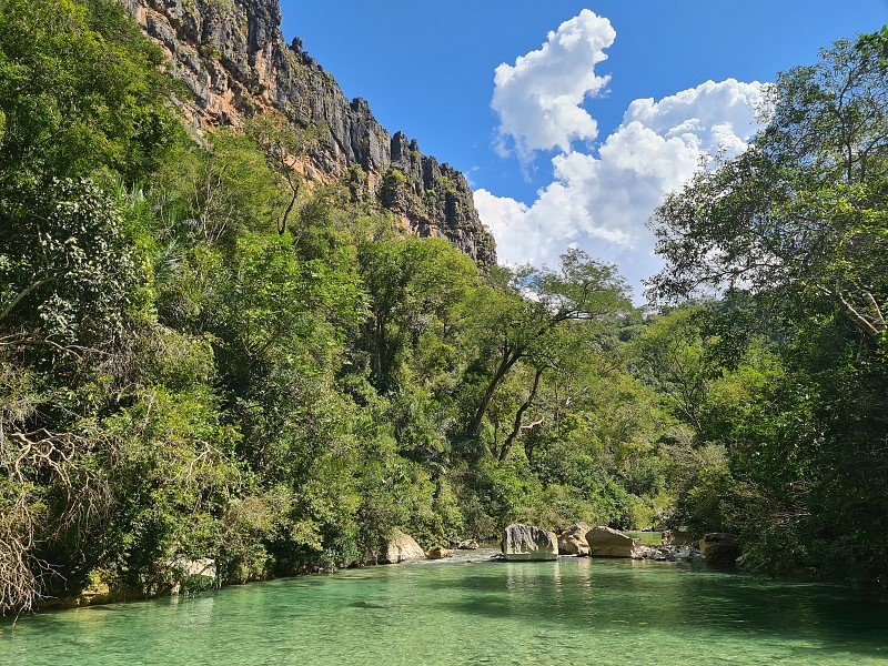 Formação rochosa com um lindo rio com águas cristaninas- Jalapão TO