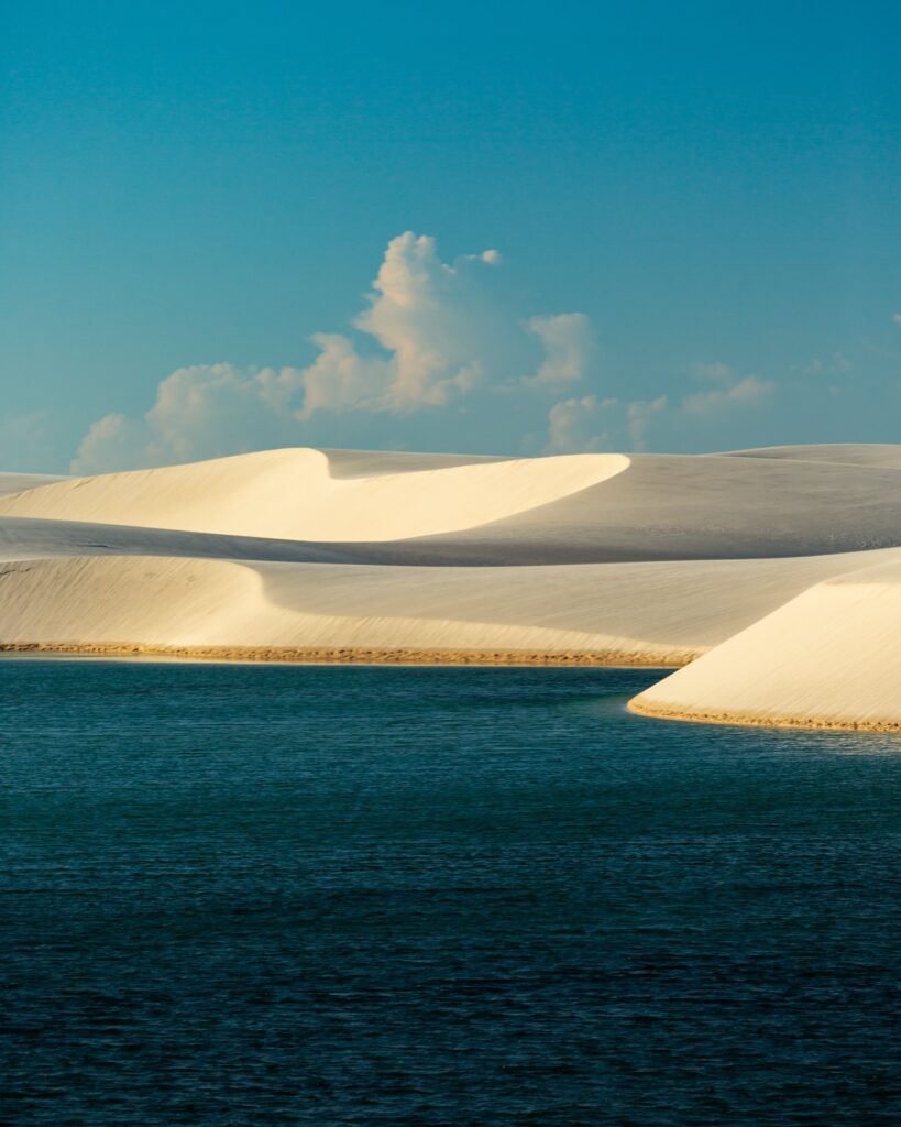 Imagem de Dunas e um lindo céu azul, fica localizada em Barrerinhas Lençóis Maranhenses