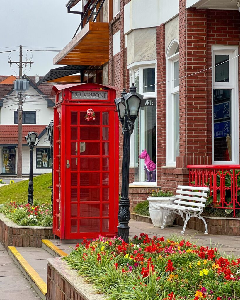 Paisagem de uma cabine telefone antiga, Gramado e Canela