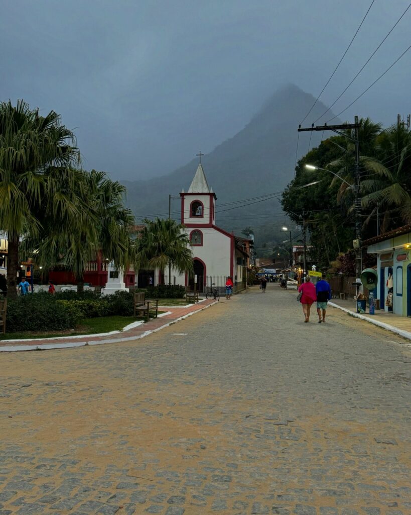 Vila do Abraão Com vento e chuva, localizado na Ilha Grande
