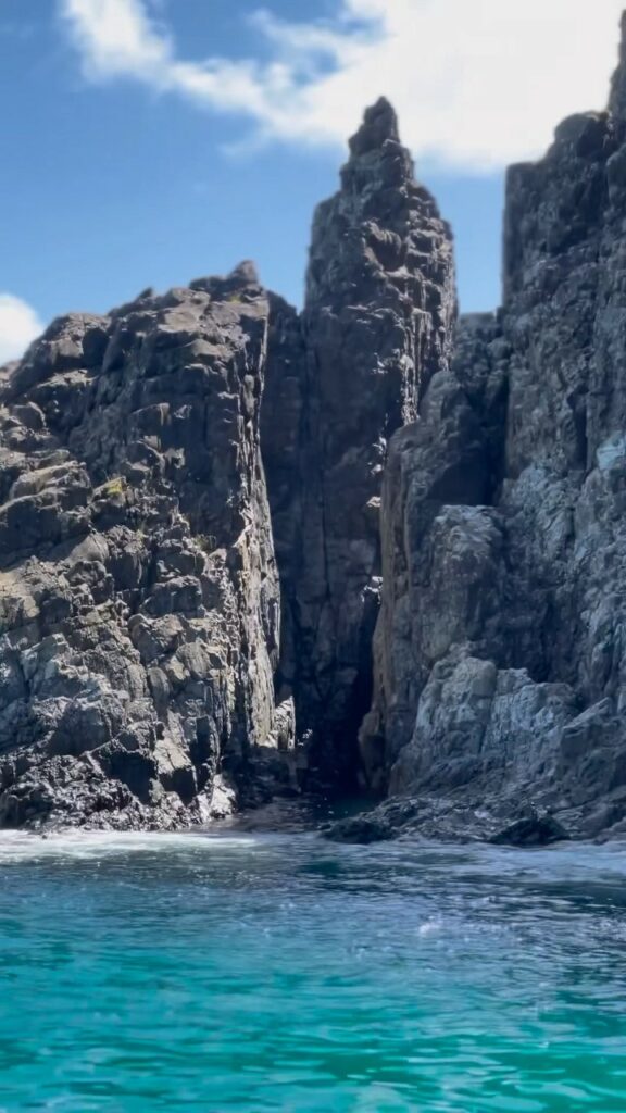 Paisagem linda da água cristalina em Noronha