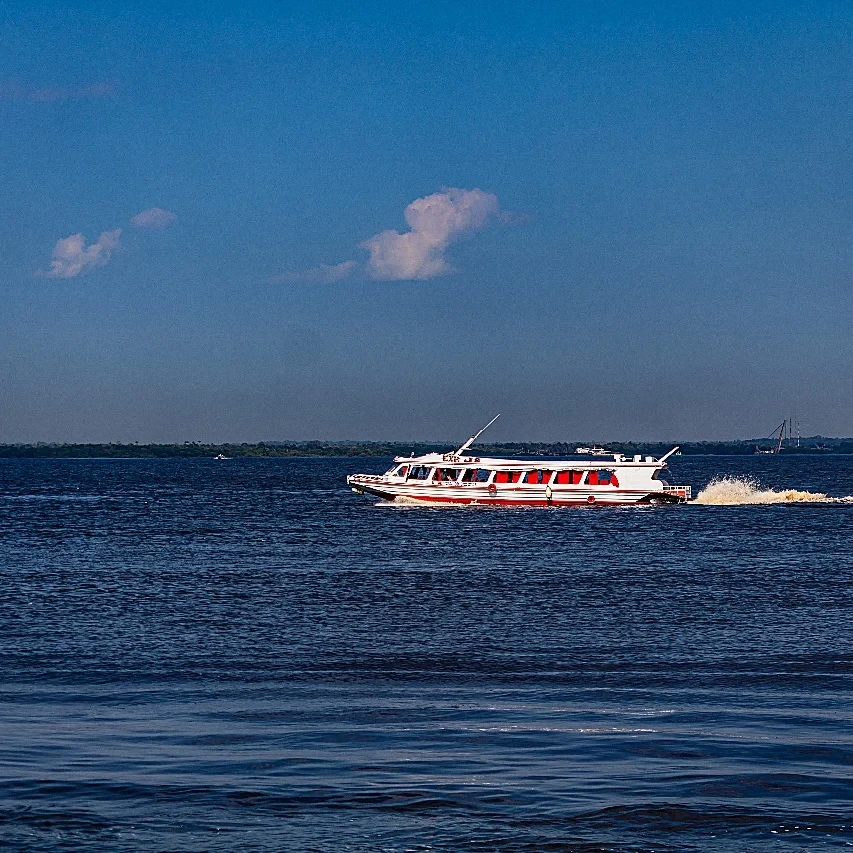 Embarcação turística de passeio no rio na Amazônia AM