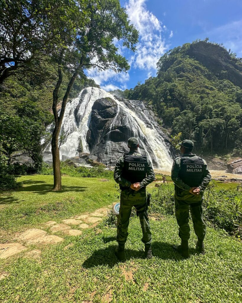 Policia Militar visitando a Cachoeira da Fumaça