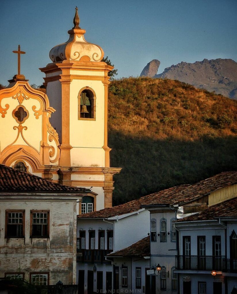 Uma linda Paisagem de uma igreja no por do Sol em Ouro Preto MG