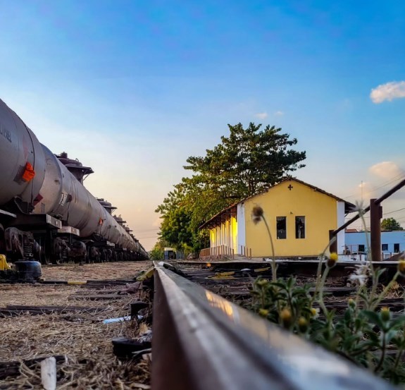 Linda foto da Linha do Trem, na Estação Ferroviária em Codó - MA