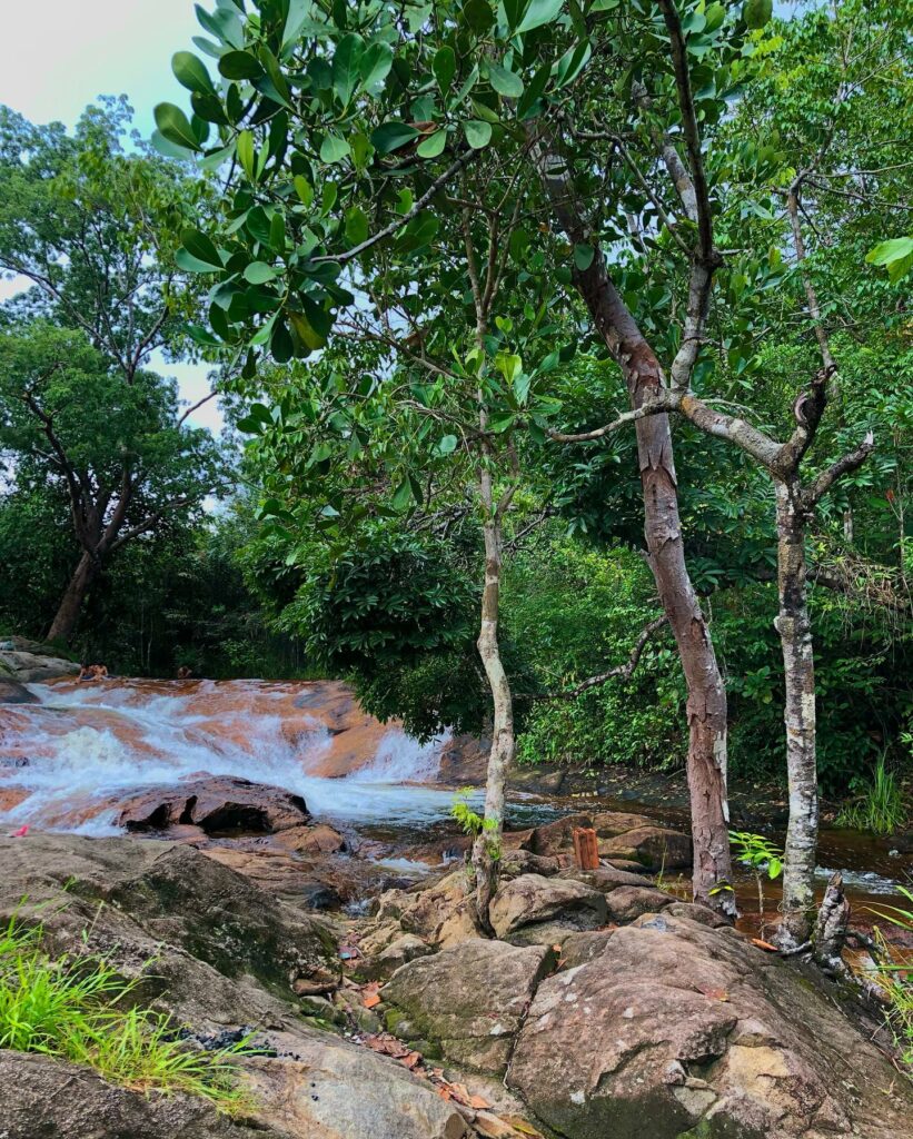 Foto de uma pequena queda Cachoeira - Morros MA